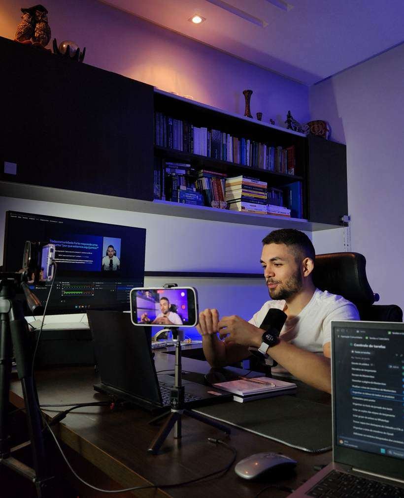 Iago Santiago gravando conteúdo em seu escritório
