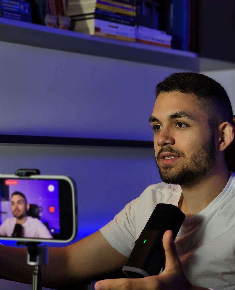 Iago Santiago gravando um vídeo