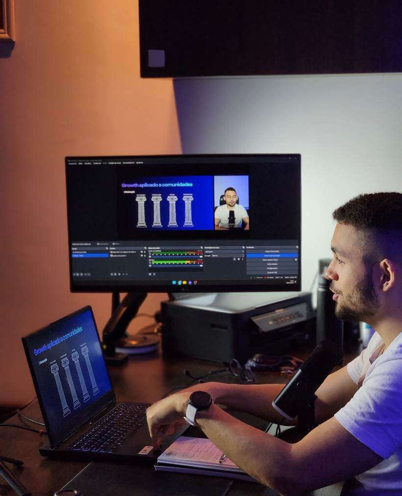Iago Santiago gravando uma aula sobre growth